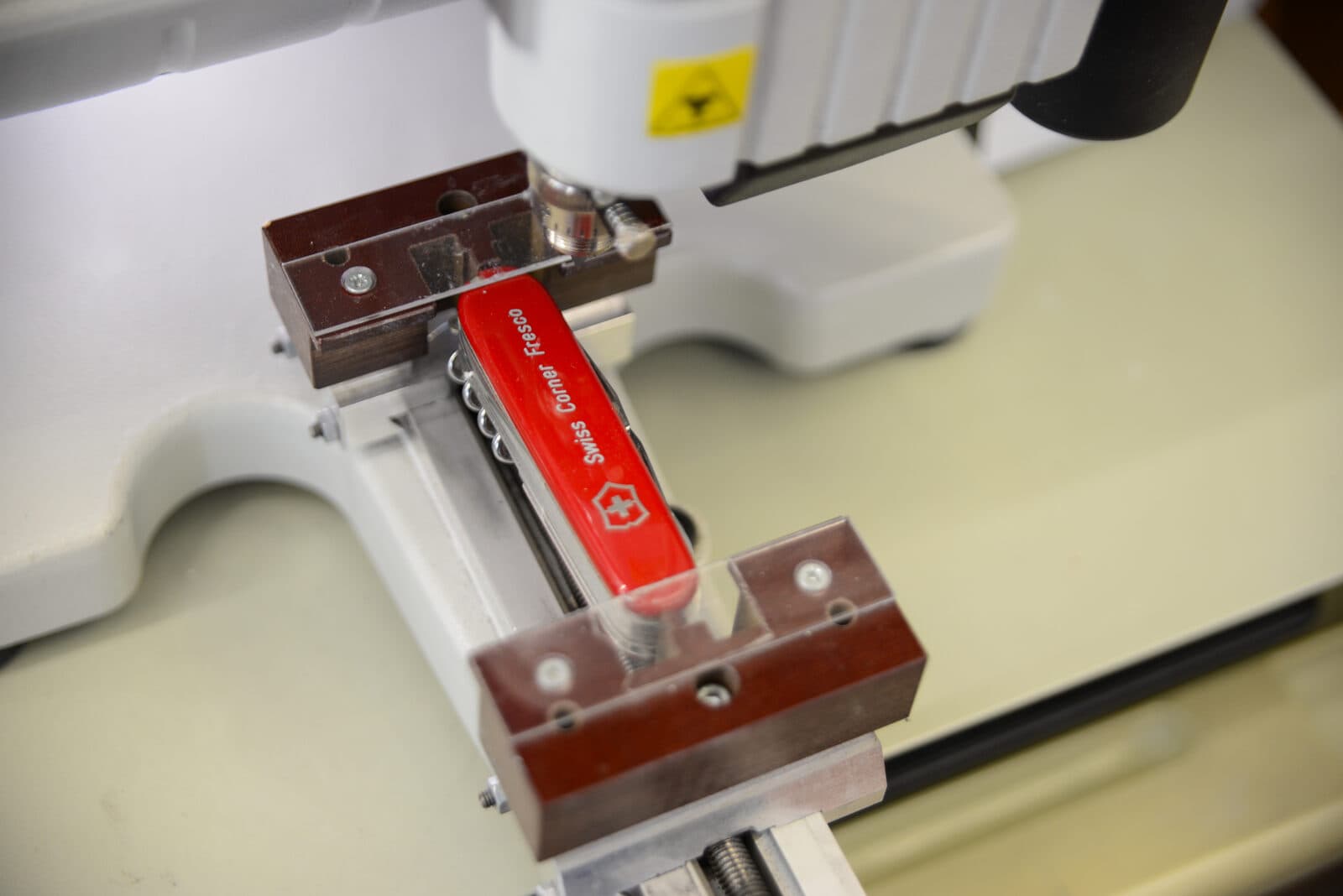 Lasergravur eines Victorinox-Taschenmessers in der Werkstatt von Swiss Corner Fresco